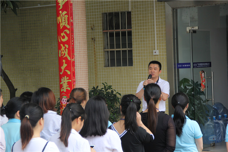 胡燕林總經(jīng)理鼓勵(lì)我們只有不斷學(xué)習(xí)進(jìn)步，我們“東晟人”才是“地表最強(qiáng)”者。而在這次的分享中最讓我們印象最深就是“藍(lán)絲帶”所帶給我們的愛(ài)與感恩！