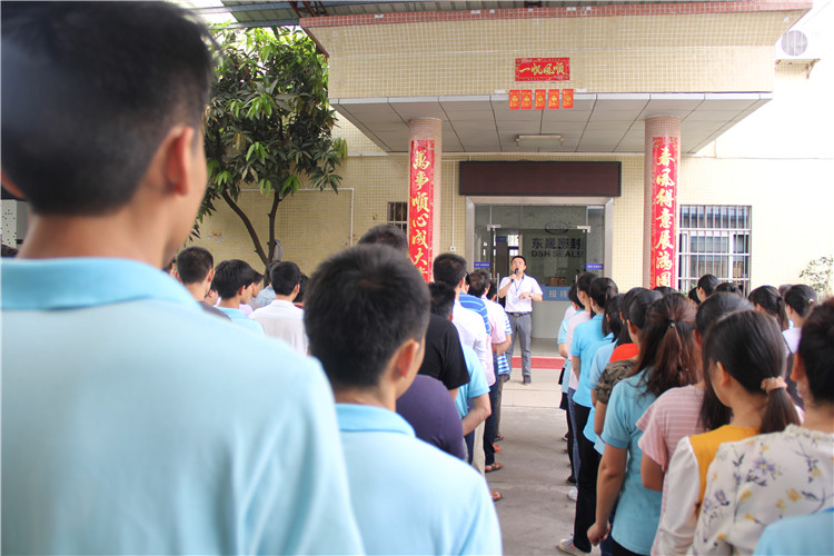 胡燕林總經(jīng)理鼓勵(lì)我們只有不斷學(xué)習(xí)進(jìn)步，我們“東晟人”才是“地表最強(qiáng)”者。而在這次的分享中最讓我們印象最深就是“藍(lán)絲帶”所帶給我們的愛(ài)與感恩！